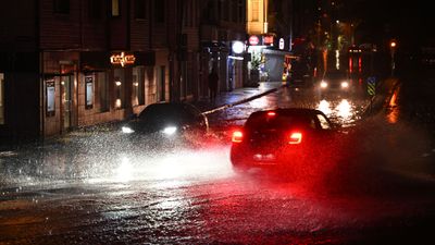 İstanbul'u sağanak yağış vurdu: Rögarlar taştı, metro istasyonu sular altında kaldı