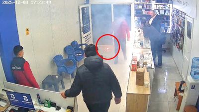 Mardin'de tamirci incelerken telefonun bataryası patladı