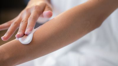 Kış aylarında soğuk hava cildi kurutuyor: Kızarık ve kaşıntılı ciltler dikkat etmeli