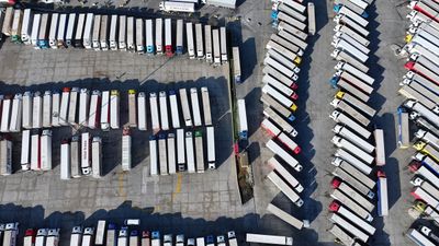 Yunan çiftçi eylemleri Türk tırlarını sınırda bekletiyor