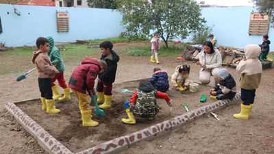 Adana'da öğretmen, atıl bahçeyi açık hava sınıfına dönüştürdü