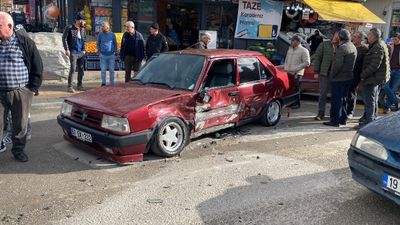 Çorum’da 3 araç kavşakta çarpıştı