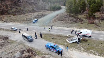 Kastamonu'da otomobil ile çarpışan kamyonetin ters dönmesi sonucu 1 kişi hayatını kaybetti