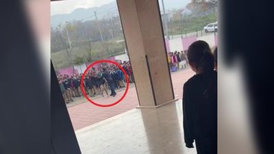 Bursa’da öğrenciyi yakasından tutup yere savuran müdür görevinden alındı