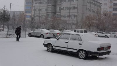 Bitlis'te kar yağışı sürüyor