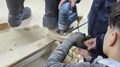 Bursa'da eline çivi tabancasıyla ahşap çaktı