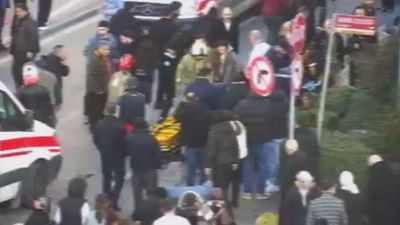 İstanbul'da otomobil yayaların arasına daldı