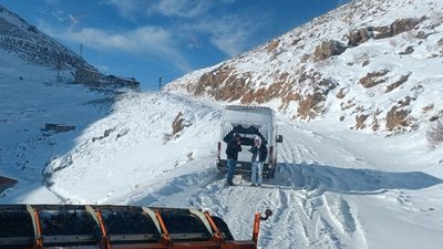 Şırnak’ta karda mahsur kalan 12 kişi kurtarıldı