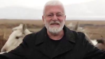 Onur Akın'a klip çekimleri sırasında at çarptı! Az kalsın nalları ben dikiyordum