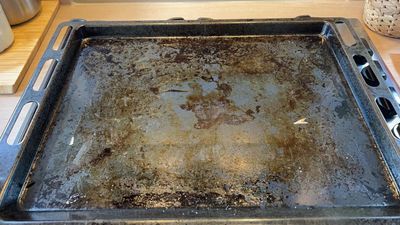 Fırın tepsilerindeki yanıklar böyle çıkıyor! Tuz serpip fırına koyun...