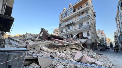 Mersin’de faciadan dönüldü: Yıkım sırasında bitişik binanın birinci katı çöktü