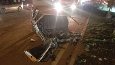 Hatay'da tırla çarpışan otomobil ikiye bölündü