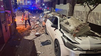 İstanbul'da çatıdan kopan betonlar park halindeki otomobillerde ağır hasar açtı