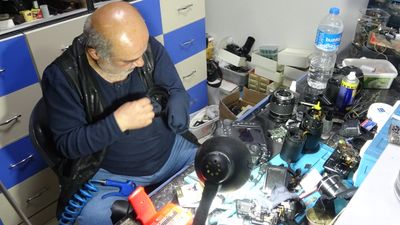 Düzce'de 41 yıldır biriktirdiği fotoğraf makinelerini sergiliyor