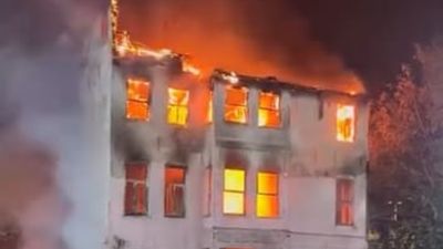 İstanbul'da Fransız Hapishanesi'nin bahçesinde bulunan 2 katlı tarihi bina alev alev yandı