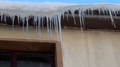 Hakkari'de buz sarkıtları 2 metreyi aştı