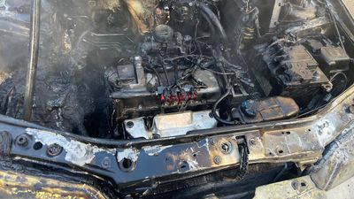 Kars'ta seyir halindeki otomobil alev aldı