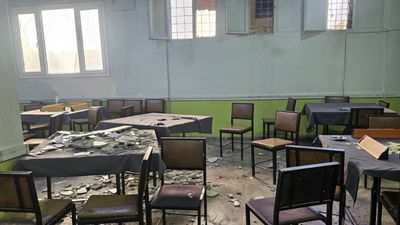 Mardin'de kıraathanede tavandan kopan sıva parçaları müşterilerin üzerine düştü