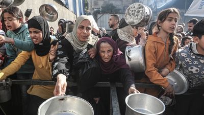 Gıda krizinin devam ettiği Gazze'de yemek dağıtımı gerçekleştirildi