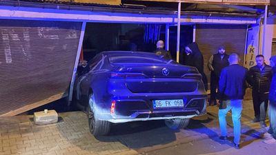 Sivas'ta fren yerine gaza basan kadın sürücü markete girdi