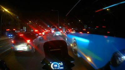 Antalya'da motorcu trafikte ambulansa yol açmak için elinden ne geliyorsa yaptı