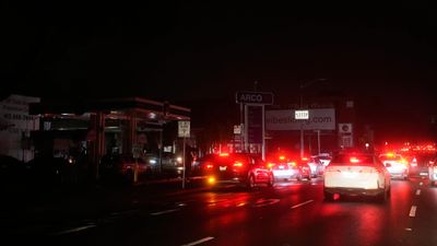 San Francisco'da elektrik kesintisi: 130 bin hane etkilendi, arabalar durdu