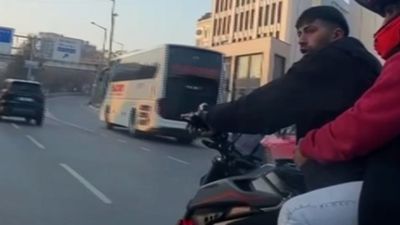 İstanbul'da otomobil sürücüsü ile motorcunun korna kavgası kamerada
