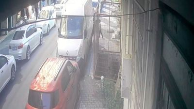 İstanbul'da otomobilin sürüklediği 3 yaşındaki çocuk ağır yaralandı