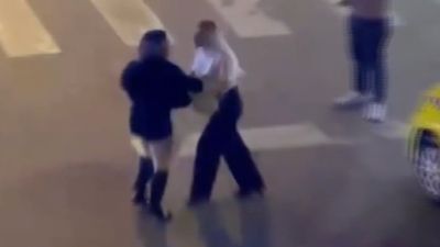 İstanbul'da kadınların taksi parası kavgası kamerada