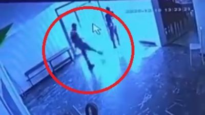 Elazığ'da belediye tesisinden kediye tekmeli saldırı kameraya yansıdı