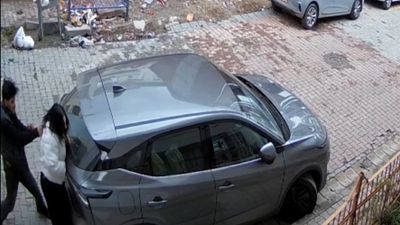 İstanbul'da eşini sokak ortasında darbeden şahıs: Burun estetiği yaptırıp boşanmak istedi