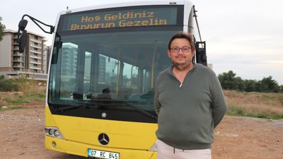 Antalya'da karavan yapmak için aldığı eski İETT otobüsü ile mahalleliyi gezdiriyor