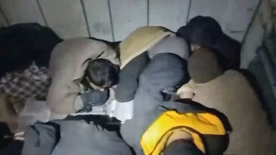 Amasya'da demir yüklü tırın dorsesinde 37 kaçak göçmen yakalandı