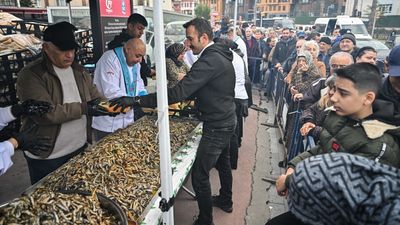 Eyüpsultan’da Hamsi Festivali coşkusu: Vatandaşlara 1 ton hamsi dağıtıldı