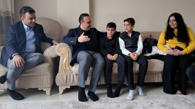 İstanbul'da altın dolu çantayı sahibine ulaştıran çocuklara Bakan Mehmet Fatih Kacır'dan ziyaret