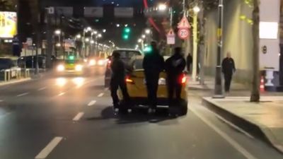 İstanbul'da patenli gençlerin taksiye tutunarak yolculuğu kamerada