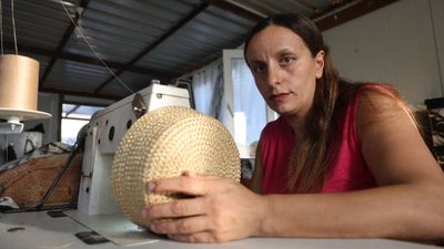 Hatay'da hem çocuklarına hem engelli eşine bakıyor