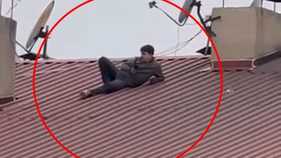 Siirt'te bir vatandaş amatör lig maçını izlemek için çatıya çıktı