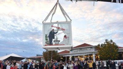 Muğla'da alışılmadık düğün: Gelin ve damat cam vitrinde