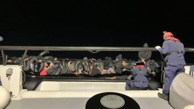 İzmir açıklarında 44 kaçak göçmen yakalandı, 18 göçmen kurtarıldı