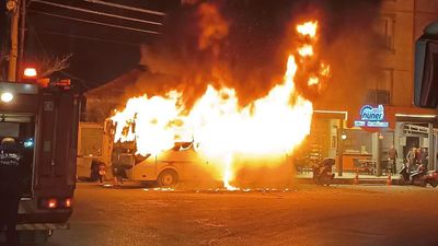 Manisa'da servis otobüsü alev alev yandı