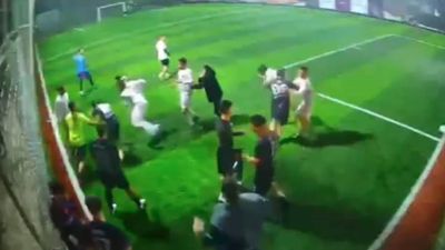 İzmir'de halı sahada tekme tokatlı kavga kameraya yansıdı