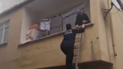 İstanbul'da çıkan yangında yaşlı kadın zabıta tarafından kurtarıldı