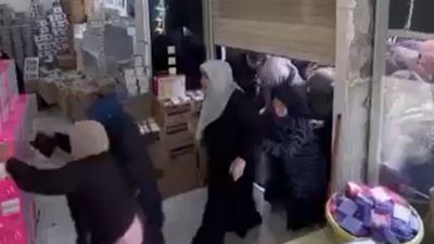 Bursa'da mağaza açılışında izdiham