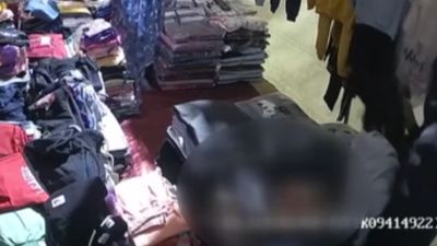 Nevşehir'de önce üzerlerinde denediler, sonra kıyafetleri çalıp kaçtılar