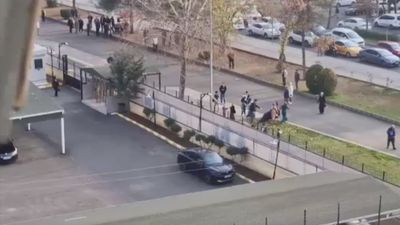 Diyarbakır'da adliye önünde tekmeli yumruklu kavga kameraya yansıdı