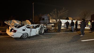 Kilis’te otomobil, park halindeki tıra çarptı: 2 yaralı