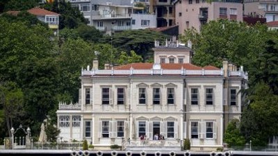 Boğaz'ın incisi yalılar zamana direniyor