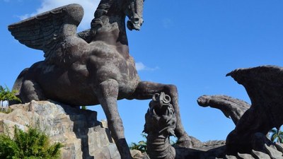 30 metrelik at heykeli: Pegasus ve Dragon