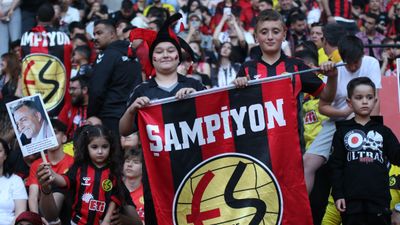 Eskişehirspor’un şampiyonluk coşkusu yeni stadyumda taçlandı